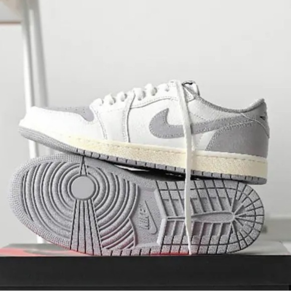 Air Jordan 1 Retro OG Low Atmosphere Gray Men's 10 Original Box CZ0790 101 NEW - Picture 4 of 9